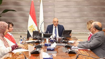 وزير الري يلتقى رئيس لجنة الرى بغرفة الصناعة الفرنسية 