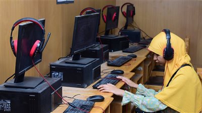 ذوو الإعاقة البصرية بجامعة سوهاج يؤدون امتحانات نهاية العام إلكترونياً 