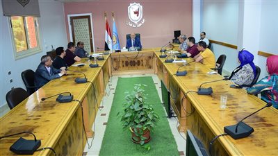 رئيس جامعة سوهاج يناقش عمليات الإنتهاء من تشغيل مستشفي الجراحات التخصصية