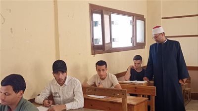 رئيس المنطقة الأزهرية بالدقهلية يتفقد سير امتحانات الثانوية الأزهرية