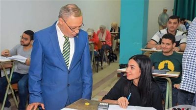 رئيس جامعة طنطا يتفقد امتحانات الفصل الدراسى الثانى بكلية التجارة