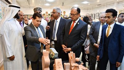 رئيس جامعة حلوان يفتتح معرض الطلاب الوافدين بكلية التربية الفنية