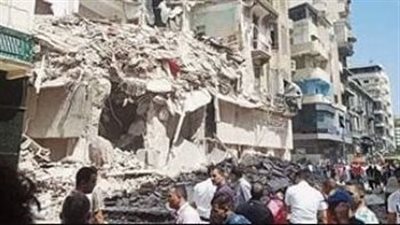 انهيار عقار سكني بمنطقة أرض الجولف بالنزهة وجار البحث عن ضحايا تحت الانقاض