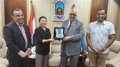 رئيس جامعة الأقصر يكرم مديرة فصل كونفوشيوس بمناسبة انتهاء فترة عملها