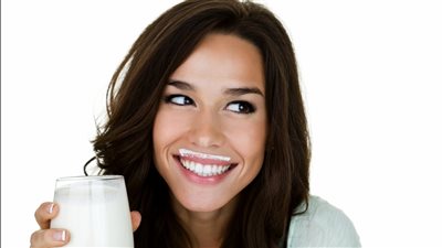 شرب الحليب يسبب الحموضة وحرقة المعدة في هذه الحالة.. نصائح مهمة للوقاية 