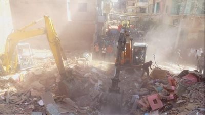 انتشال جثتين من أسفل عقار ميت غمر المنهار