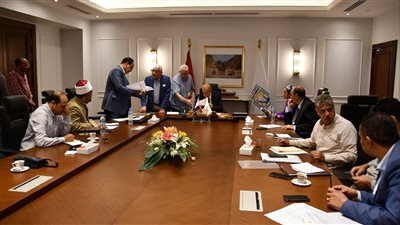 محافظ جنوب سيناء يناقش الاستعدادات الخاصة بمسابقة النوابغ الدولية للقرآن الكريم