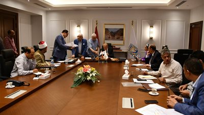 محافظ جنوب سيناء يناقش آخر الاستعدادات لافتتاح مشروعات سانت كاترين