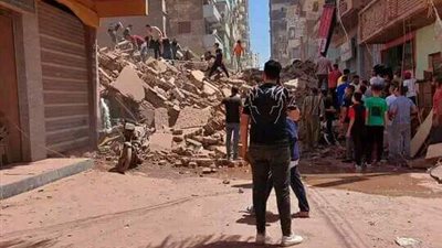 ننشر الصور الأولى لحادث انهيار عقار من 5 طوابق بميت غمر