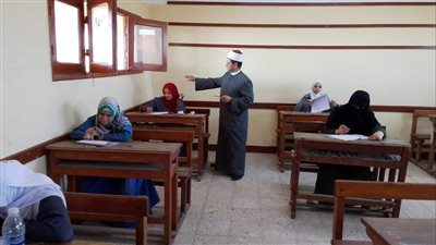 طلاب العلمي يؤدون امتحان الجبر والهندسة الفراغية بالثانوية الازهرية 