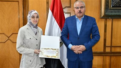 تكريم طبيبة فائزة بجائزة البحث العلمي بجامعة قناة السويس 