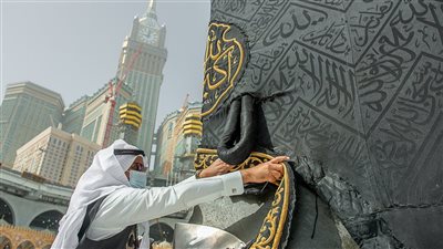 كسوة الكعبة| قصة سيطرة مصر على صناعتها ومراحل خياطتها يدويًا.. أساسها من الحرير والذهب 
