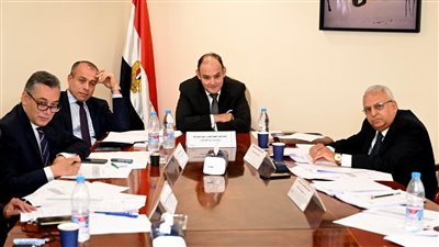 وزير التجارة والصناعة يترأس لجنة الاختبارات للمتقدمين للعمل بوظيفة ملحق تجاري