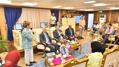 محافظ أسيوط ونائب رئيس الجامعة يلتقيان طلاب المساحة والخرائط للتدريب العملي الميداني