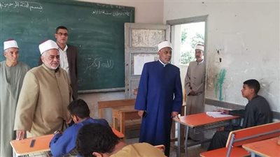 رئيس الإدارة المركزية لشؤون التعليم يتابع امتحانات الثانوية الأزهرية بقنا 
