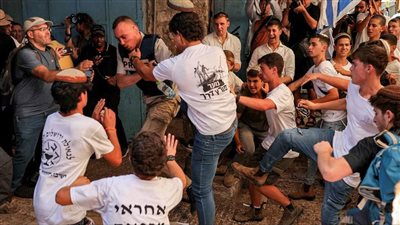 مستوطنون يعتدون على صحفيين خلال تغطيتهم مسيرة الأعلام