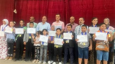 وكيل تعليم قنا يكرم الطلاب الفائزين بمسابقة تحدى القراءة العربي