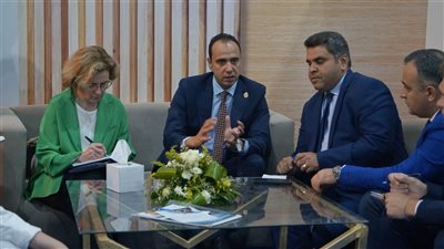الرعاية الصحية والملحق التجاري الروسي يبحثان تعزيز التعاون في إدارة الدواء والسياحة العلاجية