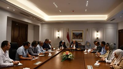 محافظ جنوب سيناء يلتقي مديري إدارات مجلس مدينة شرم الشيخ لتهنئتهم بالعيد