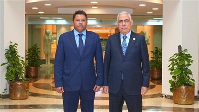 النائب العام يلتقِي نظيره اليمني بمكتبه بالقاهرة