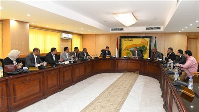 محافظ الفيوم يتابع مع رؤساء المدن تلقي طلبات التصالح في المخالفات