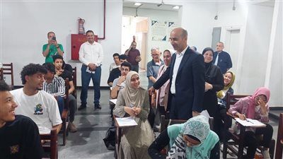 رئيس جامعة دمنهور يتابع سير الإمتحان بكليتي التربية والآداب