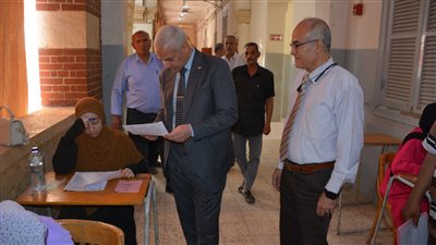 نائب رئيس جامعة أسيوط لشئون التعليم والطلاب يتفقد لجان الإمتحانات بكلية الآداب