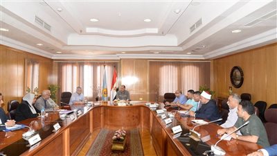 محافظ أسيوط يؤكد ضرورة تكثيف العمل الميداني وتضافر الجهود لمواجهة الزيادة السكانية