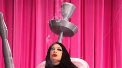 فيفي عبده  تشعل السوشيال ميديا بمجسم الشيشة.. صور 