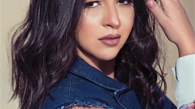 إيمي سمير غانم تتألق بفستان مكشوف في حفل زفاف جميلة عوض (شاهد)