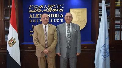 نقيب الزراعين وعميد كلية التجارة يوقعان بروتوكول البرامج المهنية بالإسكندرية 