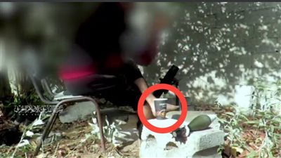 مقاوم فلسطيني يطلق قذائف الهاون وهو يرتشف قهوته واضعًا قدم على الأخرى.. شاهد