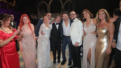 مصطفى قمر يرقص مع جميلة عوض وأحمد حافظ في حفل زفافهما 