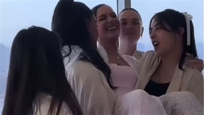 صديقات جميلة عوض يحملوها خلال تحضيرات زفافها.. دخلت عش الزوجية 