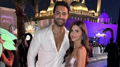 كريم فهمي وزوجته من حفل زفاف جميلة عوض وأحمد حافظ (صور)