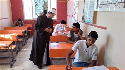 طلاب العلمي يؤدون امتحان اللغة الإنجليزية بالثانوية الأزهرية