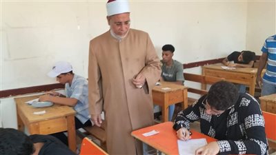 رئيس منطقة البحر الأحمر الأزهرية يتفقد امتحانات الشهادة الثانوية الأزهرية بالغردقة