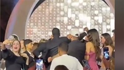 صفع شاب بالقلم.. أزمات عمرو دياب مع الجمهور لا تنتهي 