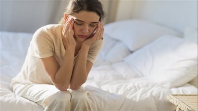 سبب خفي وراء الشعور بالصداع صباحًا.. طبيبة تكشف عن كارثة صحية