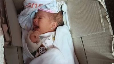 العثور على رضيعة داخل كرتونة بجوار مسجد ببني سويف