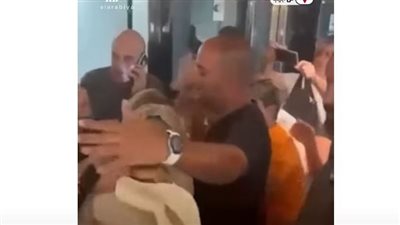 لحظة تلقي عائلة أسير إسرائيلي نبأ استعادته من قطاع غزة (فيديو) 
