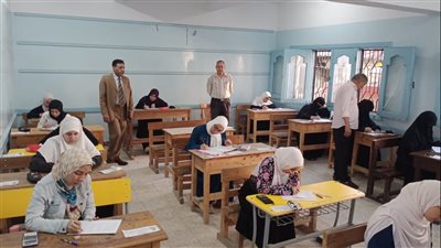 طلاب الثانوية الأزهرية يؤدون امتحان مادة الجغرافيا بالإسكندرية 