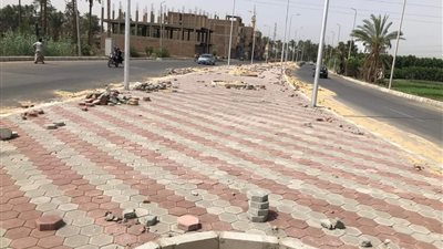 رفع كفاءة طريق الحزام الأخضر الرابط بين محور الدكتور سمير فرج والأقصر 