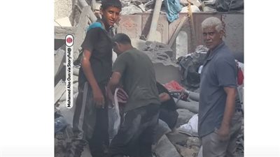 فلسطينيون يبحثون بين أنقاض منازلهم عن متعلقاتهم الشخصية في النصيرات (فيديو) 