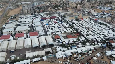 نيويورك تايمز: تزايد خيام النازحين الفلسطينيين في مساحة صغيرة على ساحل البحر المتوسط