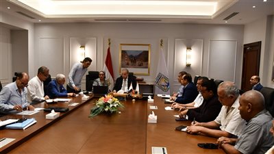 محافظ جنوب سيناء يوجه بتسهيل إصدار تراخيص المحال للمواطنين 