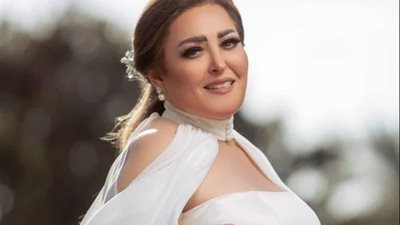 نهال عنبر تسرق الأنظار بالحجاب مع نجلها أمام الكعبة (صور)