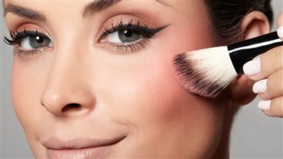 استعدي لإشراقة طبيعية واصنعي بلاشر طبيعي في المنزل