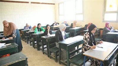 طلاب الثانوية بالغربية يؤدون امتحاني التربية الدينية والوطنية في سهولة ويسر