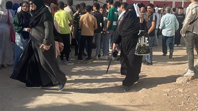 زحام أولياء الأمور بالبحيرة أمام اللجان للاطمئنان على أسئلة التربية الدينية